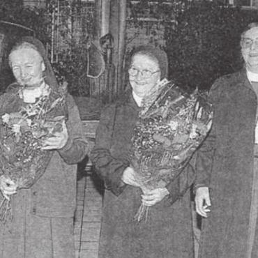 Langjährige Tradition geht zu Ende - Die scheidenden Schwestern Irmgild Egli, Walburgis Tuderus und Pia-Rita Meile (von links) treffen im Oldtimer beim Abschiedsfest ein. Bild: Archiv