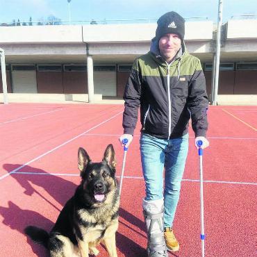 Das Ende ist nah - Auch die Spaziergänge mit Eyk, dem Hund von Freundin Miriam, werden ab sofort kürzer für Alain Schultz. Sechs Wochen wird sein Fuss nun fixiert bleiben. Bild: zg