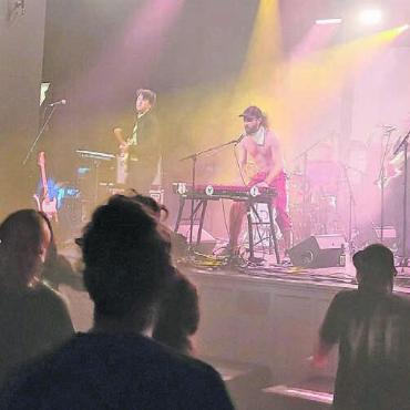 Erinnerungen an alte Tage - «Palko!Muski» heizte dem Publikum im Casino mit ihrem kraftvollen Sound derart ein, dass Bandleader Baptiste Beleffi sich schon bald seines Oberteils entledigen musste. Bild: chh