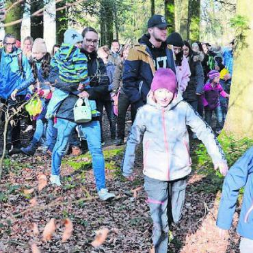 2000 Eier versteckt - Nach dem Startschuss gibt es kein Halten mehr.