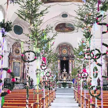19 Palmbäume in Wohler Kirche - Franz Schürmann kreierte extra Halterungen, um die Kirchenbänke mit den Palmbäumen zu schmücken. Bilder: zg