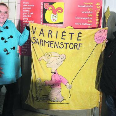 Vier Tage lang Vollgas geben - Die Traditionen bewahren, aber auch Neues wagen: Co-Präsidentin Barbara Moos und OK-Chef Hausi Köchli präsentierten die allererste Vereinsfahne der Fasnachtsgesellschaft Variété aus dem Jahr 1960. Bilder: Chregi Hansen / Archiv