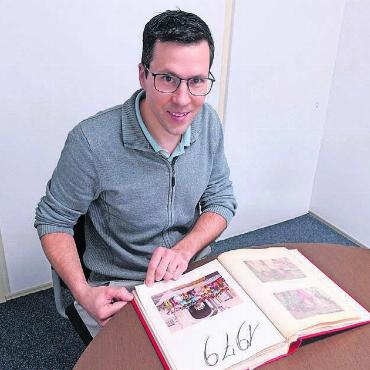 Einen Weltrekord aufgestellt - Präsident Erich Eberhard findet viele Erinnerungen im Gründungsbuch.