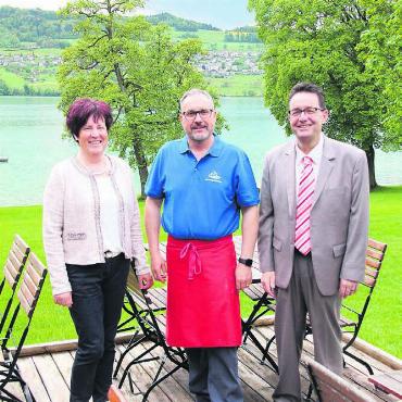Ganze Anlage modernisiert - Von links: Marlene Rey (Geschäftsführerin), Otto Schwizer (neuer Pächter) und Dieter Studer (Präsident Verwaltungsrat) freuen sich auf die neue Saison. Bilder: gvd