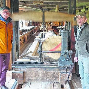 Säge sucht Säger - Für Präsident Robert Häfner (links) und Martin Köchli ist der Erhalt der historischen Säge eine Herzensangelegenheit. Bilder: Susanne Schild