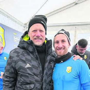 Thiesson ist Weltmeister - Jérôme Thiesson (rechts) mit Goalie-Legende Peter Schmeichel. Bild: zg