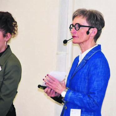 Die neuste Mode - Ingrid Arnold, Leiterin des Ateliers für Bekleidungsgestaltung, präsentierte ihren letzten Modeapéro.