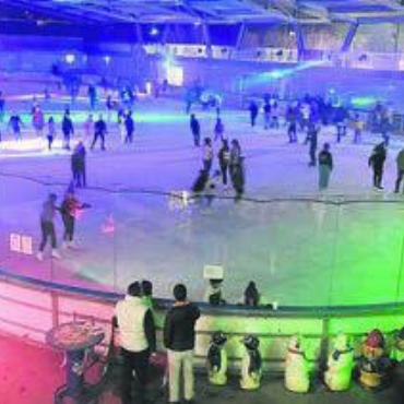 Eisfest zum Abschluss - Bereits im letzten Jahr hat das Nachwuchsturnier des HC Wohlen Freiamt mit zwei Tagen Eisdisco viele Menschen auf die Wohler Eisbahn gelockt. Bild: Archiv/zg