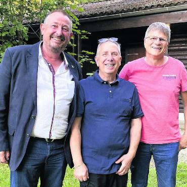 Das Schwingfest fehlt noch - Allen Grund zum Strahlen (von links): Gemeinderat Ruedi Schmid, der neue Ortsbürger Vincenzo Matrascia und Stephan Nauer, der Präsident der Ortsbürgerkommission. Bild: sp