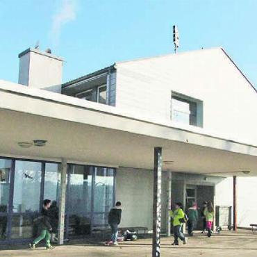 Organisiert gegen 5G - Die Swisscom möchte auf dem Eggenwiler Schulhausdach eine 5G-Antenne installieren. Bild: Archiv