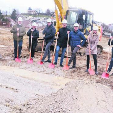 Wohnen mit vielen Vorteilen - Vertreter der Bauherrschaft (Konsortium Eggental Hägglingen), der Planer (KMP Architektur AG) und der Verkaufsfirma (Immotip AG) griffen gestern zur Schaufel und gaben den Startschuss zur neuen Überbauung.