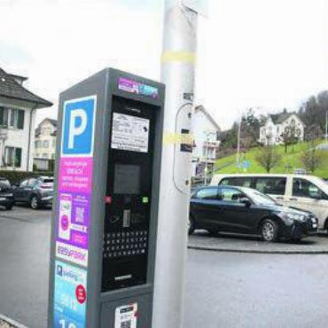 Gratiszeit reduziert - Bei den neuen Parkuhren kann auch mittels App bezahlt werden. Bild: chh