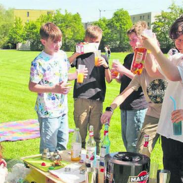 Cocktails und jede Menge Fun - Seinen Cocktail selber mixen ist bei den Jugendlichen beliebt. Bild: mo