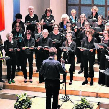 Spürbare Harmonie - Der Chor Quersang mit Solisten und dem Leiter Felipe Cattapan. Bilder: zg