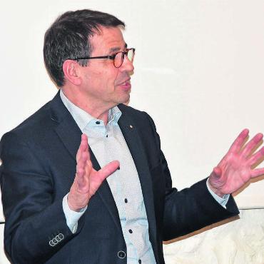 Jauslin tritt zur Wiederwahl an - Gefeierter Mann im Schlössli: Nationalrat Matthias Jauslin tritt voller Elan zur Wiederwahl an. Bild: Daniel Marti