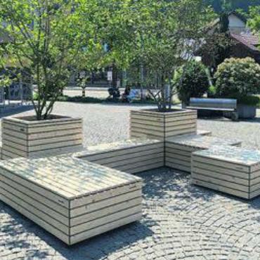 Neue Sitzgelegenheit - Der Sitzplatz soll auf dem Dorfplatz zu einem beliebten Treffpunkt werden. Bild: zg