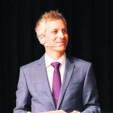 Glückliches Kapitel geschrieben - Rektor Matthias Angst führte gekonnt und souverän durch die Maturfeier.