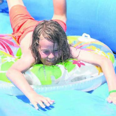 Wasserrutschen den Bogen hinab - In der Bremgarter Altstadt kann man am «Leuefäscht» auf einer Wasserrutschbahn hangabwärts sausen. Bild: huy