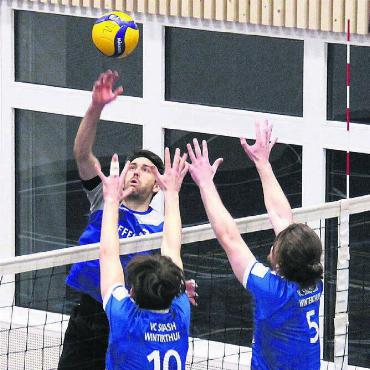 Mit Erfolgserlebnis in Winterpause - Marco Kaufmann (links) mit einer Finte. Diese war ein probates Mittel gegen die Winterthurer Defensive. Bild: pf