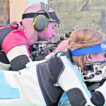 Viele Spitzenresultate - Das Freiämter «Dream-Team» im Gewehrschiessen: Rafael und Bettina Bereuter aus Buttwil, hier nebeneinander im Einsatz am 31. Aargauer Kantonalschützenfest in Benzenschwil mit dem Kleinkalibergewehr. Bild: zg