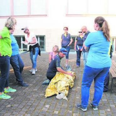 Mit viel Herzblut dabei - Erstversorgung nach Sturz. Bild: mo