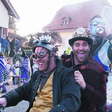 Ganz viel Lust auf Fasnacht - Schnittig unterwegs und mit den nötigen Getränken ausgerüstet.