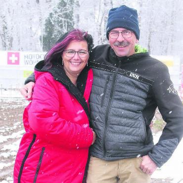 100 Meter Geschichte - Das Motocross-Ehepaar Ueli und Gisela Hilfiker (aus Boswil). Das Bild stammt aus dem letzten Jahr. Nach Corona 2020 und 2021 sorgte 2022 der Schnee für ausbleibenden Motorenlärm. Jetzt soll der beliebte Anlass endlich wieder stattfinden. Bilder: Archiv