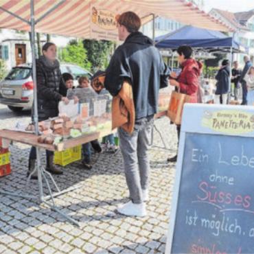 Bereits das dritte Jahr - Drei neue Standbetreiber im Kontakt mit den Kunden: Reto Heiniger vom Hofladen Farngut, Anita Schaufelbühl von Benny’s Biopanetteria und Peter Vogel von der Spielhofer Fisch AG. Alle drei sind zufrieden mit der Premiere.