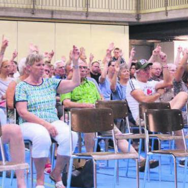 Emotionen um Leitungserneuerung - Die Mehrheit der Stimmberechtigten folgte bei allen Traktanden den Anträgen des Gemeinderates. Bild: rwi