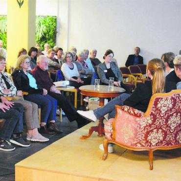 Sterben in Würde ermöglichen - Aufmerksam lauschte das Publikum im voll besetzten Saal den Ausführungen der sechs Gäste. Und zeigte sich anschliessend sichtlich berührt. In der Schlussrunde wurden kaum noch Fragen gestellt. Bild: Chregi Hansen