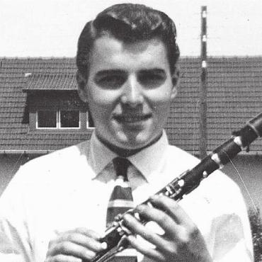 Das musikalische Erbe bewahrt - Der 85-jährige Bruno Zellweger als junger Mann mit seiner Klarinette, zu Hause in der Steindlerstrasse 1 auf der inzwischen abgerissenen Terrasse (Richtung Norden, Richtung Gärtnerei Huber).