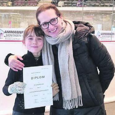 Cristella Künzler im Nachwuchskader - Grosse Freude über das erreichte Diplom: Cristella Künzler und Haupttrainerin Laura Pascolin. Bild: zg