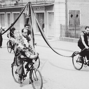 Velo soll wieder mehr ins Zentrum - An Blumencorsos nahmen die Mitglieder des Velo-Moto-Clubs Muri-Dorf während vieler Jahre im ganzen Land teil. Bilder: Annemarie Keusch / zg