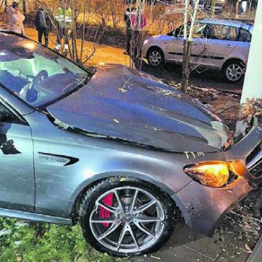 Kanton ist gegen Leitplanke - Ende Januar knallte ein Auto in diese Terrasse. Kanton und Gemeinde wollen trotzdem auf weitere Schutzmassnahmen verzichten. Bild: Archiv