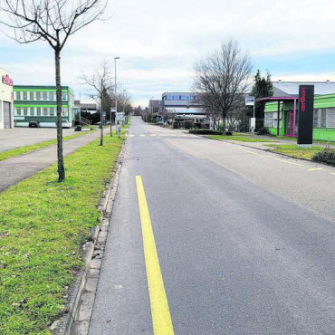 Oerlikon verlässt Freiamt - Auf beiden Seiten der Rigackerstrasse und verteilt auf nicht weniger als fünf Gebäude: Die Situation in Wohlen ist für Oerlikon alles andere als optimal. Nun nutzt das Unternehmen die Möglichkeit, an einem neuen Ort einen topmoderne Infrastruktur zu erstellen. Bild: Chregi Hansen