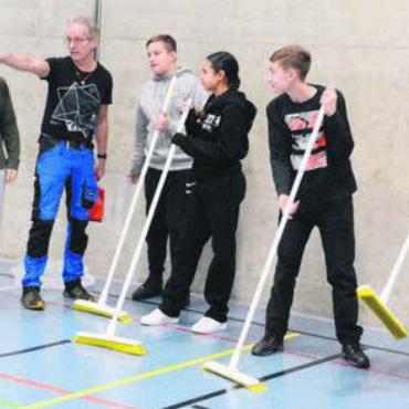 Ära Simmen geht zu Ende - Für einmal erhielt der Hauswart beim Putzen der Turnhalle wertvolle Unterstützung.