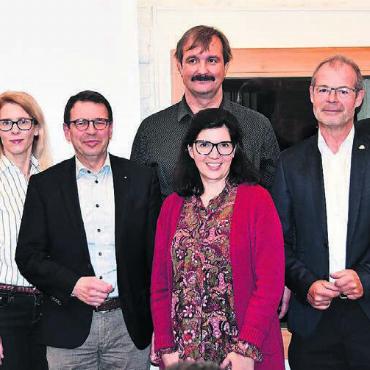 Intakte Chance für zehn Kandidierende - Zehn Kandidierende aus dem Bezirk Bremgarten dürfen sich berechtigte Hoffnungen machen auf einen Platz auf einer Unterliste (v. l.): Lionel Zingg, Daniel Scherrer, Susanne Gygax, Nationalrat Matthias Jauslin (er ist auf der Hauptliste), Parteipräsidentin Susan Diethelm, Roland Geier, Samuel Keller, Dieter Stäger, Urs Haeny. Es fehlten Aferdita Sokolaj und Peter Werder. Bild: dm