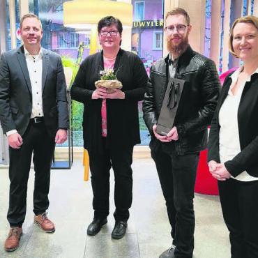 7000. Mitglied begrüsst - Reto Hübscher, Vorsitzender der Bankleitung der Raiffeisenbank Reuss-Lindenberg, Jolanda Trachsel (6999. Genossenschafterin), Simon Stalder (7001. Genossenschafter) und Renate Regensburger, Leiterin Kundenberatung (von links). Es fehlt: Philipp Meyer (7000. Genossenschafter). Bild: zg