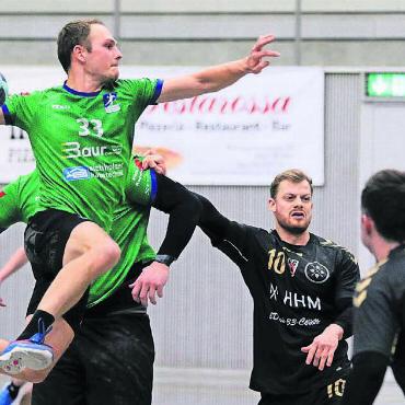 Vorbereitung für Grösseres - Fabian Brunner (links) schwebt zu einem seiner fünf Tore. Gegen Hopfenperle überzeugten die Mutscheller in erster Linie als Kollektiv. Bild: Josip Lasic