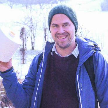 Umdenken gefragt - Für Dominik Füglistaller ist seine Arbeit eine Berufung. «Flachs hat so viel Potenzial. Es ist ein Wahnsinnsprodukt.» Bild: Celeste Blanc