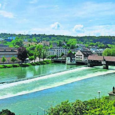 «Das Karma des Hauses spüren» - Hier lässt es sich gut speisen: Der Reuss-Ausblick von der Stadthof-Terrasse aus sucht selbst in Bremgarten seinesgleichen.