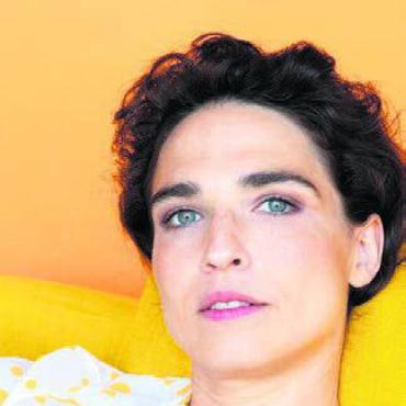 «Lieber Muskelkater als Nichts-Tun» - Die Freiämterin Michèle Rohrbach gastiert zurzeit mit «Das flüssige Land» am Burgtheater. Bild: Tina Herzl
