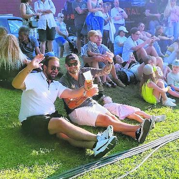 So bunt war das Leuefäscht - Entspannt Musik geniessen: Diese Festbesucher machten es sich auf der Wiese gemütlich.