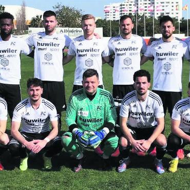 Es wird ernst - Die Murianer Mannschaft, die in Portugal einen 2:1-Sieg gegen Amriswil feiern konnte. Mit sechs Neuzugängen bei nur drei Abgängen werden die Freiämter mit einem deutlich breiteren Kader in der Rückrunde antreten können. Bilder: zg, Alexander Wagner