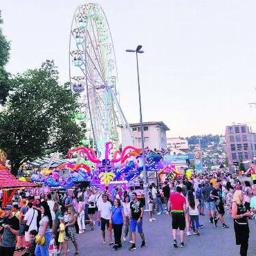 Ein wunderbares Fest für alle - Das Riesenrad beim Eingangstor des Festes auf dem Obertorplatz als Vorbote eines riesigen Bremgarter Festes. Bild: Marco Huwyler