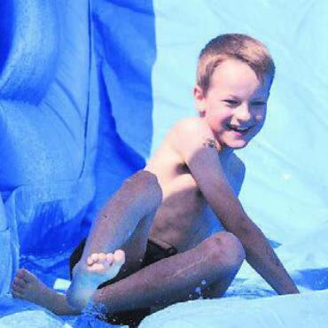 Ein Fest für das ganze Dorf - Die Wasserspiele gefielen besonders.