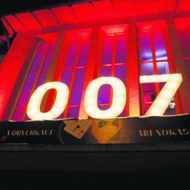 Sause mit Stil - «007» begrüsste die Partygäste vor dem Eingang des Casinos.