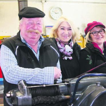 Der Treue geht - Bruno Gürber übergibt nach 50 Jahren Betriebstreue seine Firma an seinen Nachfolger. Im Bild mit seinen beiden Lieblingsfrauen, mit Tochter Conny und Gattin Irene. Bild: Daniel Marti
