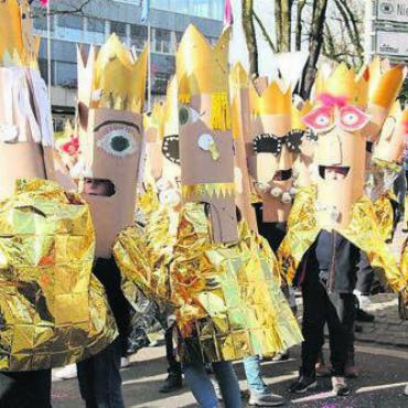 Bunt, fröhlich und glamourös - Königlich glitzert und funkelt es bei dieser Gruppe.