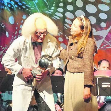 Zur Hochform aufgelaufen - Mishu Marty (links) und Stefanie Stöckli bringen das Publikum zum Lachen.